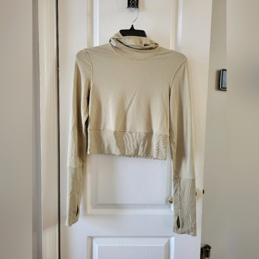 lululemon athletica Beige Cropped Long-Sleeve Turtleneck Sweatshirt